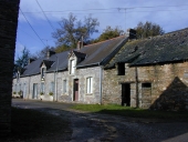 Alignement de logis, Bénihel (Saint-Just)