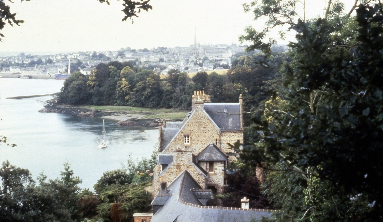 Les manoirs, le presbytère, les maisons, les fermes et les logis sur la commune de Plouguiel
