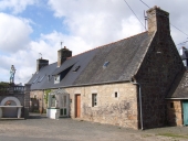 Maisons, alignement de trois logis, rue de Tréguier ; rue des Patriotes (Penvénan)
