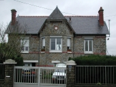 Maison dite l'Eden, 17 rue de la Croix Fresnay (Sens-de-Bretagne)