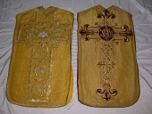 Ornement doré 2 : chasuble, étole, voile de calice et bourse de corporal