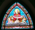 Ensemble des verrières à personnages des baies 0 à 4, de la rose et du tympan : Vierge de Pitié, saint Jean-Baptiste, sainte Philomène, saint Joseph et l'Enfant, saint Stanilas Kostka, Apparition du Sacré-Coeur, anges