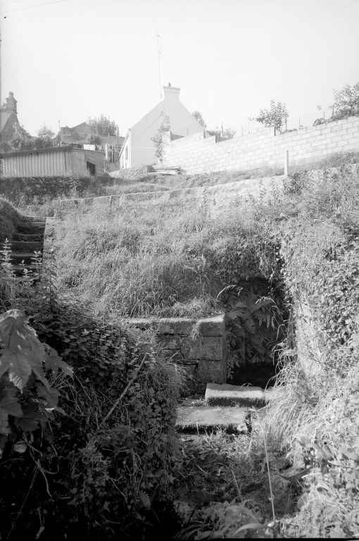 Fontaine, à 20m au nord de la chapelle Sainte-Barbe (Callac)