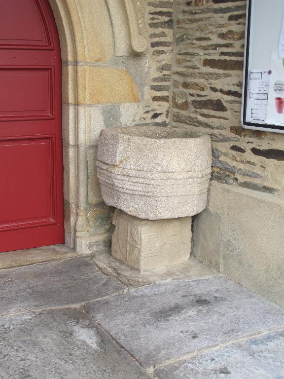 Bénitier, église de la Nativité de la Vierge (Les Fougerêts)