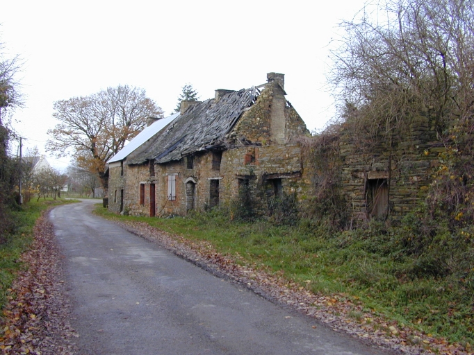Alignement de cinq maisons, Sous la Noë (Pipriac)