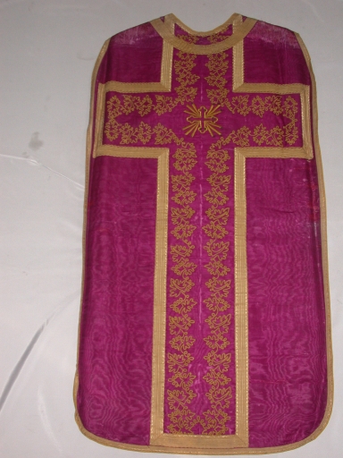 Ornement violet 1 : chasuble, bourse de corporal, étole, voile de calice