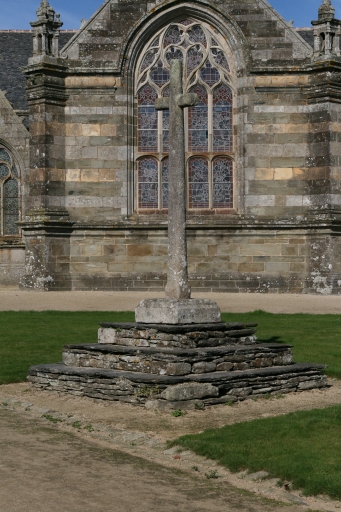 Croix de l'enclos paroissial dite Croaz-an-holen (croix du sel), place Charles De Gaulle (Pleyben)