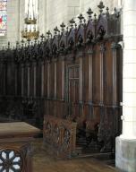 Décor de choeur : lambris de revêtement, 3x2 stalles et 8x2 fausses-stalles de célébrant