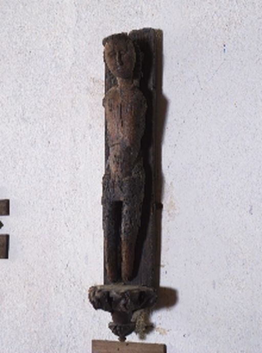 Statue : Christ en croix ou Saint Sébastien, chapelle Saint-Méen (La Chapelle-Caro fusionnée en Val d'Oust en 2016)