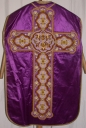 Ornement violet 3 : chasuble, étole, manipule, voile de calice