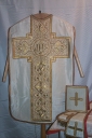 Ornement blanc 3 : chasuble, manipule, bourse de corporal, étole, voile de calice (Maure-de-Bretagne fusionnée en Val d'Anast en 2017)