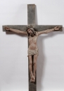 Croix : Christ en croix, place Ernest Lemoine (Bieuzy fusionnée en Pluméliau-Bieuzy en 2019)