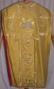 Ornement doré 3 : chasuble, bourse de corporal, étole, voile de calice