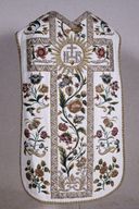 Ornement blanc : chape, chasuble, bourse de corporal, étole, manipule, voile de calice, église Saint-Pierre-Saint-Paul (Ruffiac)