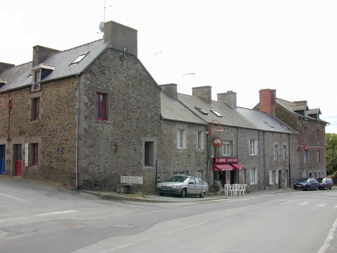 Alignement de maisons, 9 à 17 rue du Général de Gaulle ; 2 à 4 rue de l' Abbé Bedel (Le Minihic-sur-Rance)