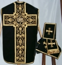 Ornement noir 1 : chasuble, bourse de corporal, manipule, voile de calice