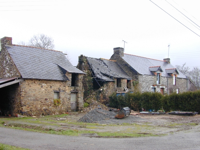Alignement de trois maisons, le Haut Breil (Pipriac)