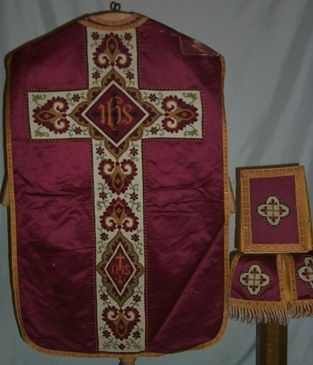 Ornement rouge 3 : chasuble, bourse de corporal, manipule, étole