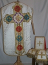 Ornement blanc 3 : chasuble, bourse de corporal, étole, voile de calice, manipule