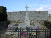 Tombeau de la famille de LANGLE, place Saint-Médard ; rue Pierre de Langle (Torcé)