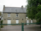 Alignement de maisons, la Croix Saint-François (Trévérien)
