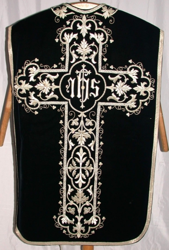 Ornement noir 3 : chasuble, bourse de corporal, étole, voile de calice