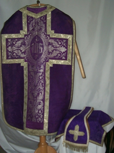 Ornement violet 1 : chasuble, étole, voile de calice