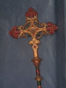 Ensemble de 2 croix de procession et 2 hampes de procession