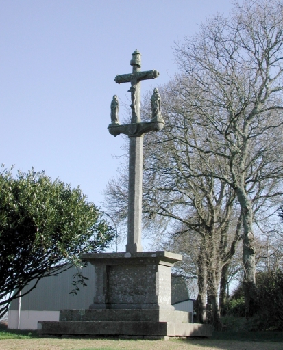 Croix de chemin, rue des Ecoles (Ploulec'h)