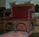 Fauteuil de célébrant ; 2 tabourets d'église
