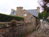 Maison (à gauche), bourg (île de Bréhat)