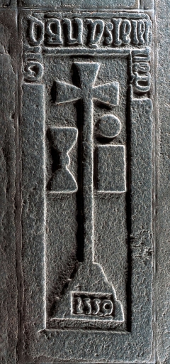 Dalle funéraire 6, de l'abbé Davy (Saint-Pierre-de-Plesguen fusionnée en Mesnil-Roc'h en 2019)