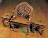 Ensemble d'un fauteuil de célébrant et 2 tabourets d'église
