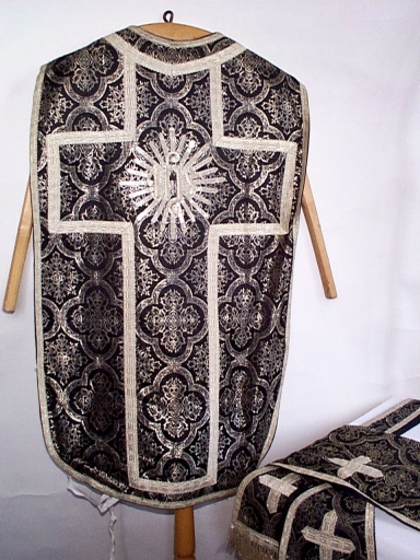 Ornement noir 4 : chasuble, étole, manipule, voile de calice