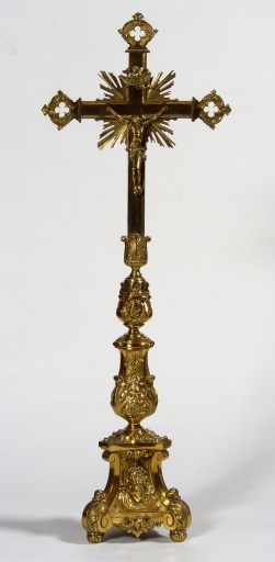 Garniture d'autel : croix d'autel, 6 chandeliers d'autel