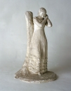 Statue : Jeune femme en robe longue