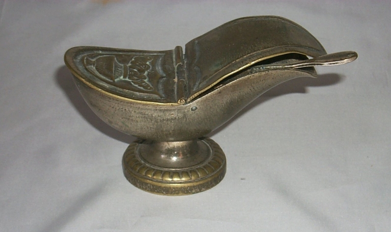 Navette à encens, cuiller à encens