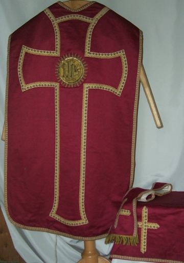 Ornement rouge 1 : chasuble, étole, voile de calice, étole pastorale