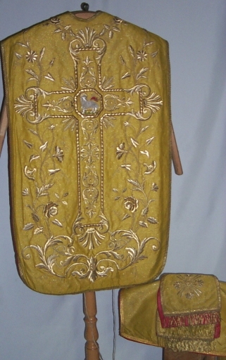 Ornement doré 2 : chasuble, voile de calice, étole, manipule