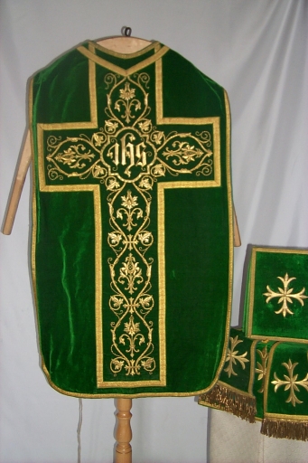 Ornement vert 1 : chasuble, étole, manipule, bourse de corporal, voile de calice