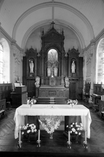 Ensemble de mobilier : maître-autel et son retable, autel-retable de la Vierge, autel-retable de saint Joseph, 3 stalles, chaire à prêcher, confessionnal (Noyal-sous-Bazouges)