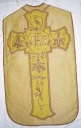 Ornement doré : chasuble, voile de calice, étole et bourse de corporal