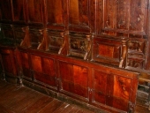 Décor de choeur : (4x2) stalles, 2 bancs de choeur, lambris de demi-revêtement