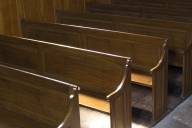 Ensemble de 26 bancs de fidèles