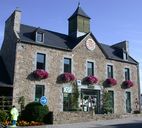 La mairie et les écoles sur la commune de Matignon