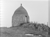 L'église paroissiale, les chapelles, les croix de chemin, les croix monumentales, les fontaines de dévotion et le monument aux morts sur la commune de Lanmodez
