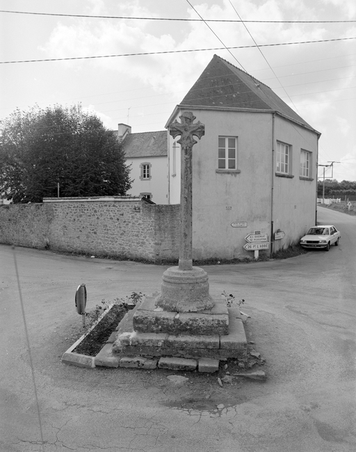 Croix de chemin dite Croas Bleon, rue de Douarnenez (Plogonnec)