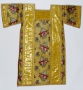 Ornement doré 2 : chasuble, 2 dalmatiques, étole, voile de calice, 2 manipules
