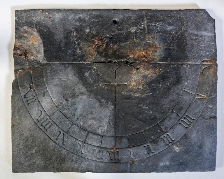 Cadran solaire, basilique Notre-Dame-du-Roncier (Josselin)