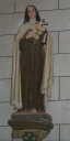 Statue sur socle : sainte Thérèse de Lisieux